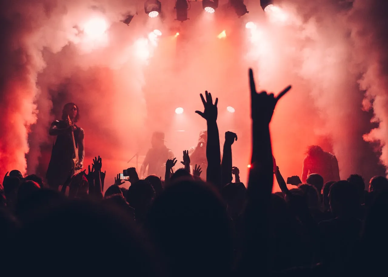 Skupina přátel na festivalu při koncertu