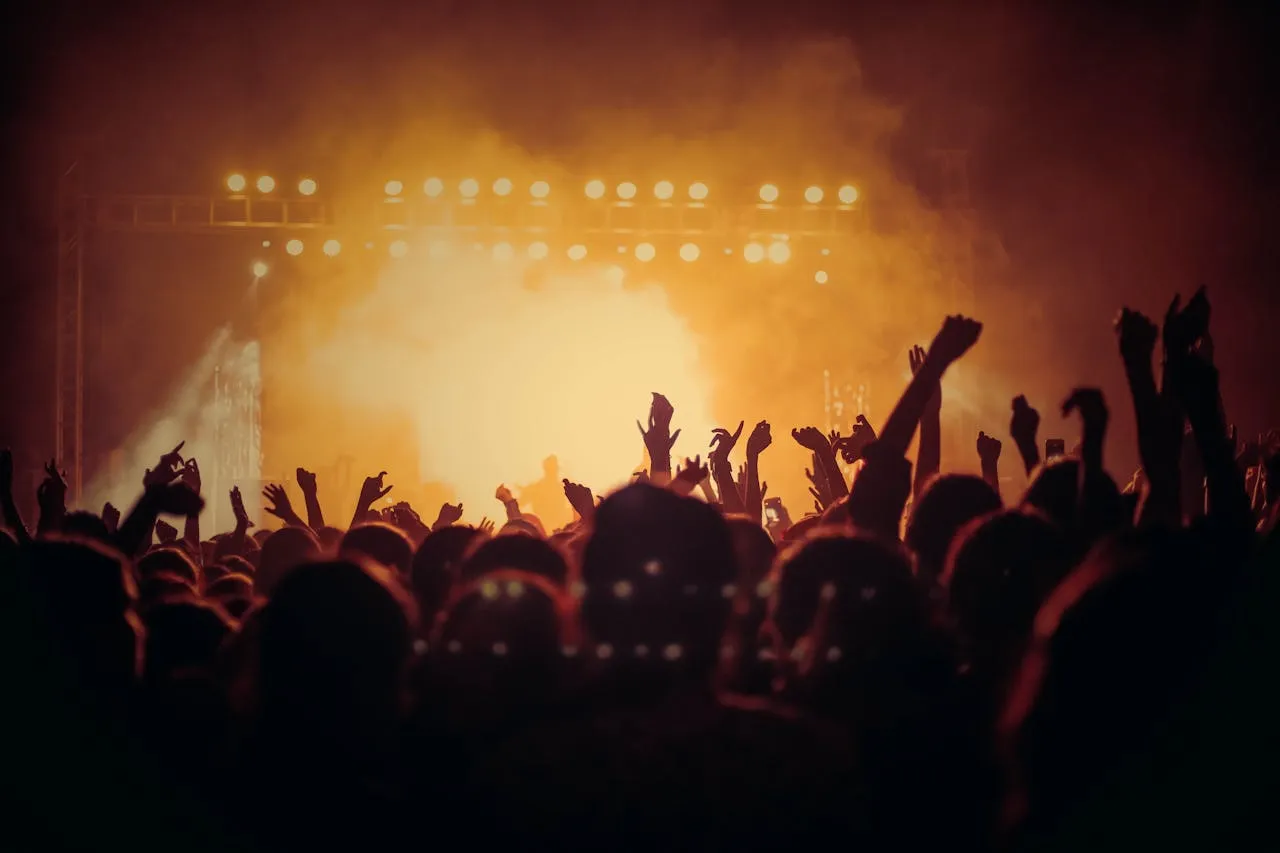 Festivalový dav tancující při koncertu — harm reduction na rave